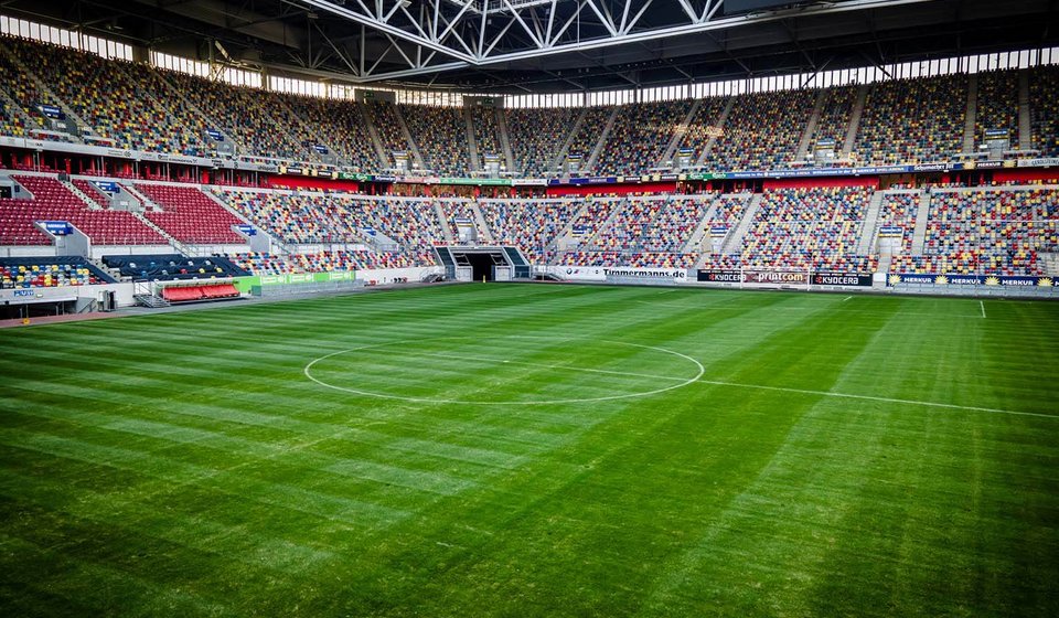 Blick auf das Fußballfeld und die Ränge im Innenraum der MERKUR SPIEL-ARENA.